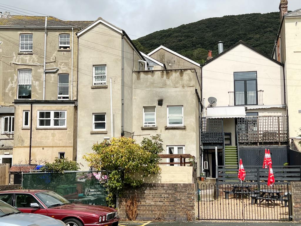 Lot: 112 - TOWN CENTRE BAR/EATERY WITH A TWO-BEDROOM AND A ONE DOUBLE BEDROOM ANNEXE/FLAT -
